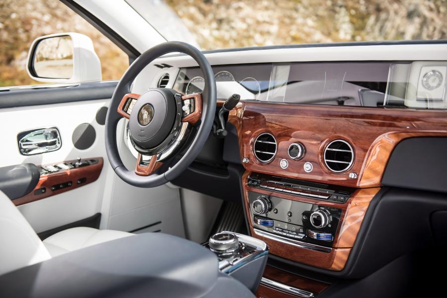 Интерьер Rolls-Royce Phantom 2017 года  (WW) (фото 51 из 75)